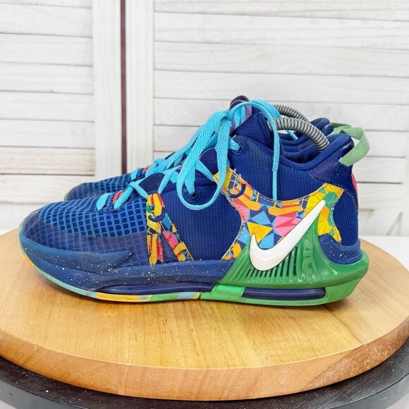 Nike Youth LeBron Witness 7 Basketball Sneakers Blue Multi 6 Big Kid DQ8650-400 - Picture 3 of 12